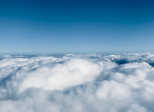 Tête dans les nuages