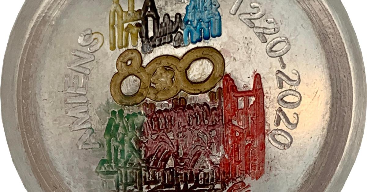 Une capsule en étain gravée et colorée pour les 800 ans de la cathédrale d'Amiens 1220-2020