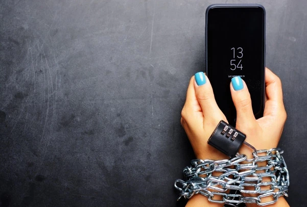 "NON, JE T'EN SUPPLIE PAS LE MODE AVION!"