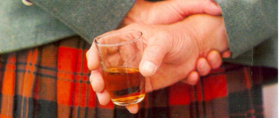 Boire un whisky écossais
