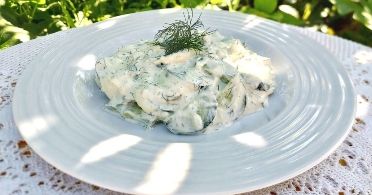 Salade de concombre au yaourt et à l'aneth - Recette en vidéo
