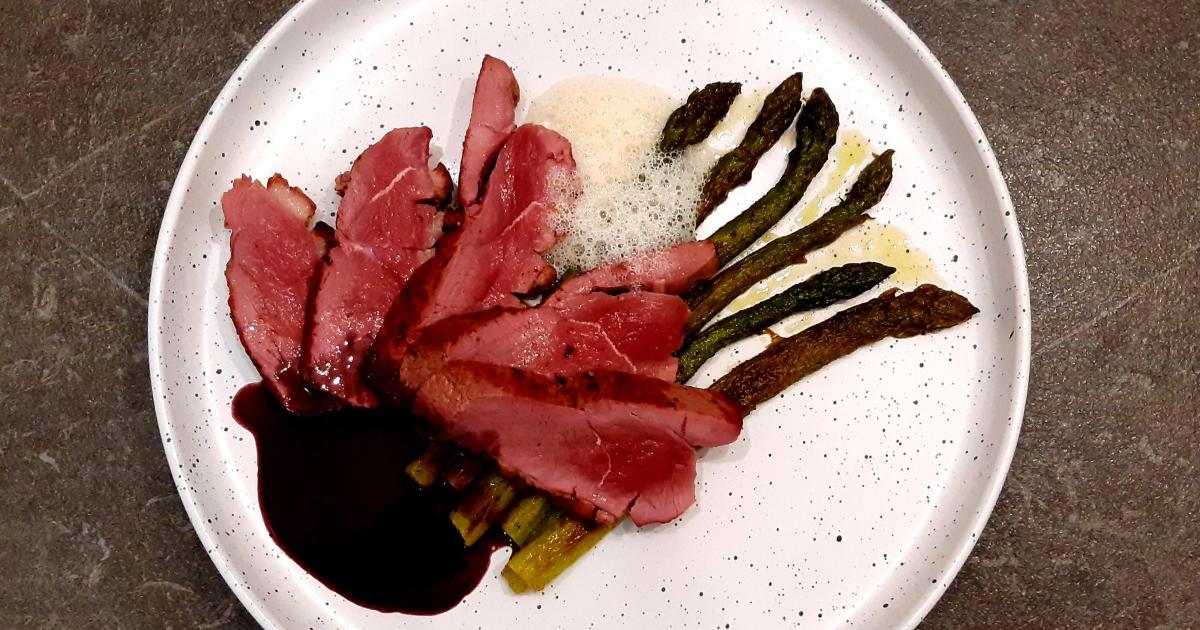 Aiguillettes de canard asperges poêlées et jus corsé.