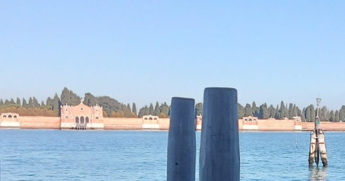 Loin l'un de l'autre