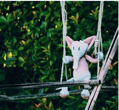 Écrire un texte comportant les mots imposés suivants :Aviateur, balançoire, cabinet, dollars, ergothérapeute, filon, gaspillage, honneur