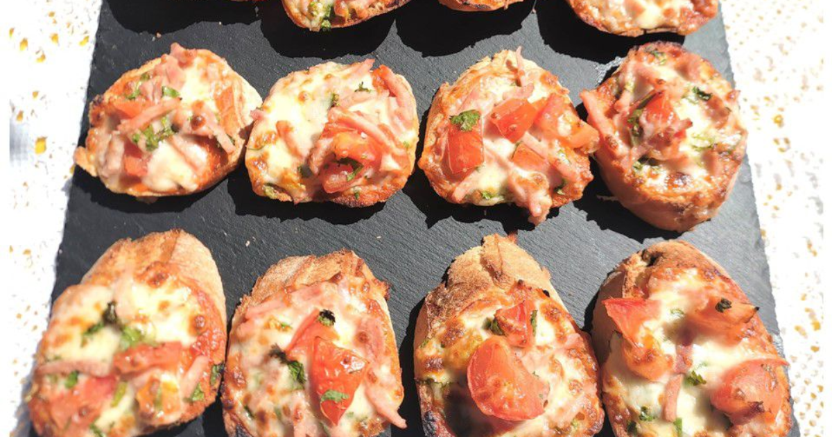 Crostini tomates, allumettes de jambon et mozzarella - Recette en vidéo