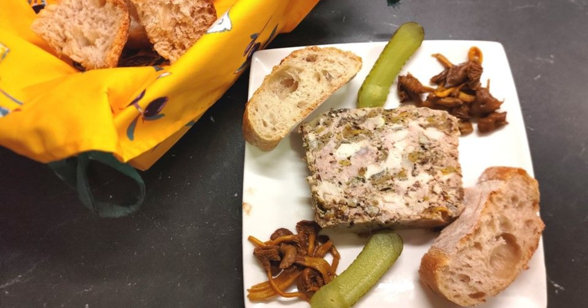 Terrine de campagne facile aux veau, poulet et chanterelles - Recette en vidéo