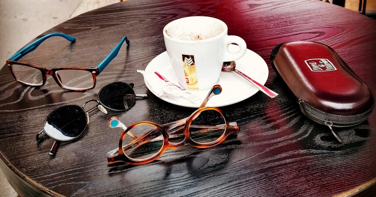 Pas de lunettes sur le divan