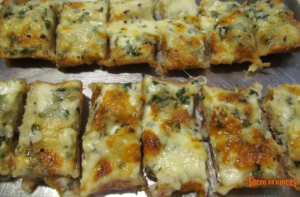 Pain gratiné au fromage et à l'ail - Cheesy garlic bread