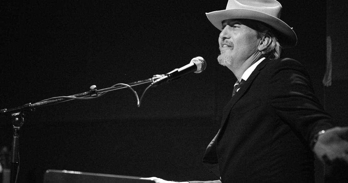 The Colorist Orchestra and Howe Gelb - 2021 - Fièvre languide d'une soirée d'été.