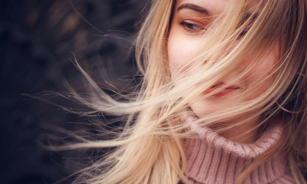 Mise en garde aux hommes concernant les blondes