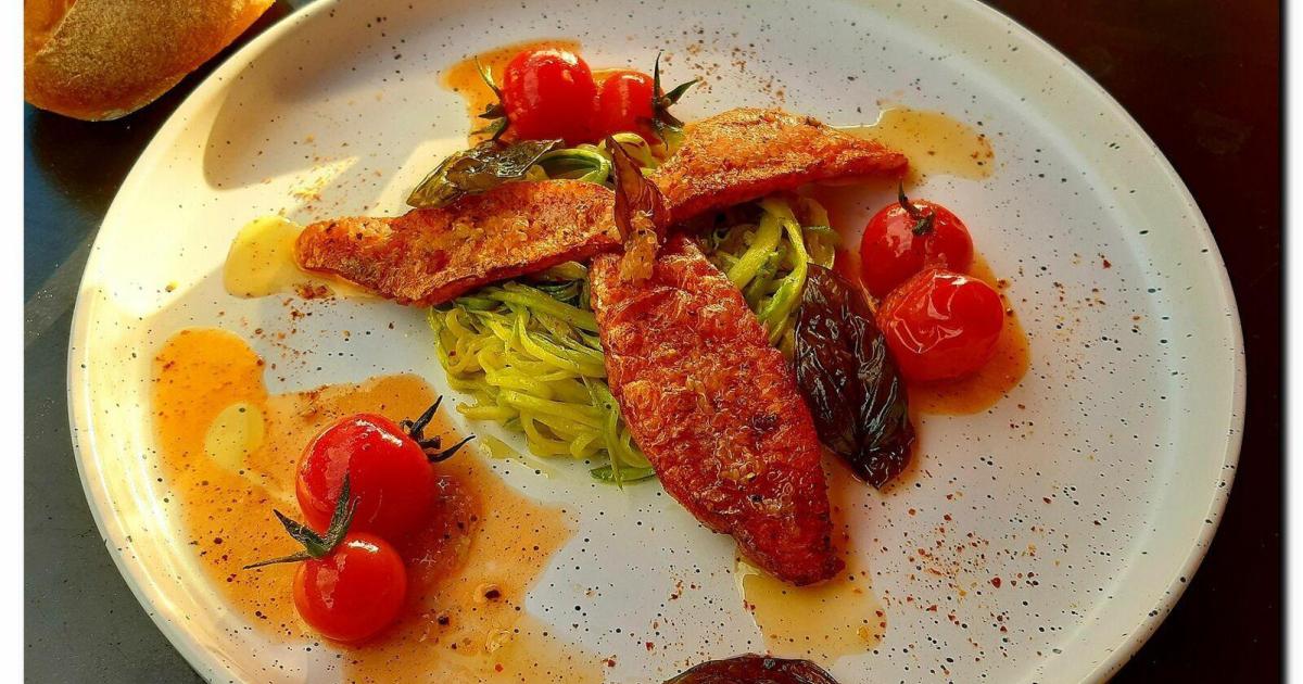 Filets de Rougets poêlés spaghettis de courgettes et huile au citron caviar.