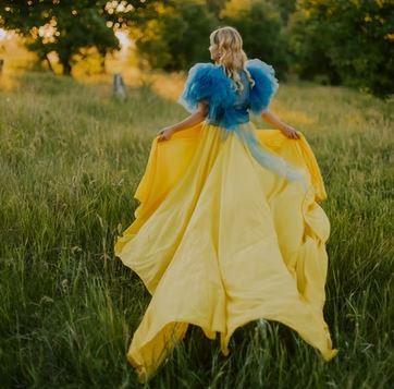 Écrire un texte avec les mots suivants :Charade, dominical, émotions, financier, garde, hypocrisie,Invitation, jolie