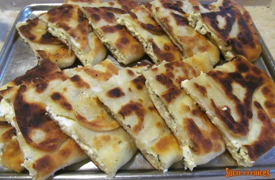 Galettes à la poêle au fromage frais et à la ciboulette (Placinte cu branza la tigaie)