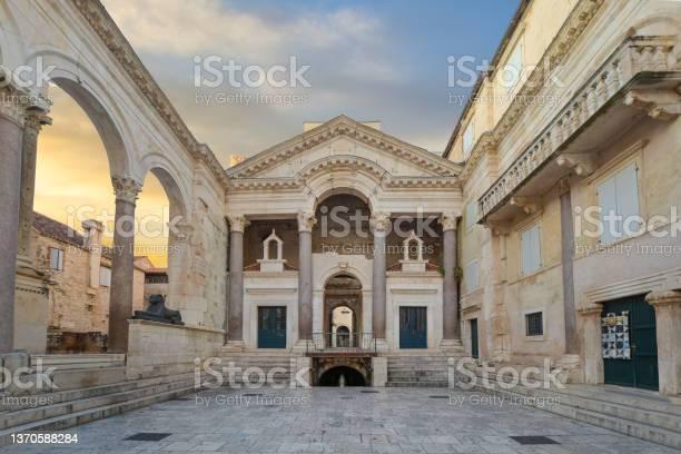 Écrire un texte contenant ces mots :Îlot, jardinier, kilt, largesses, menton, naissance, oraison, péristyle.