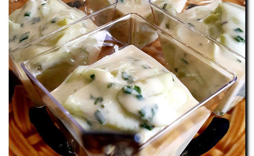 Verrines de cornichons sauce au fromage blanc.