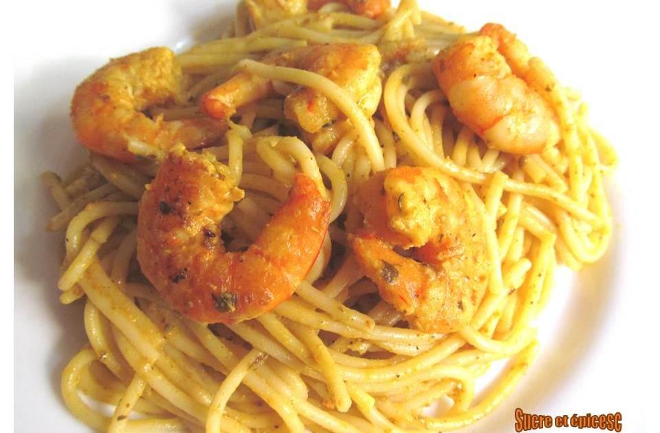 Spaghetti aux crevettes, sauce au yaourt et épices