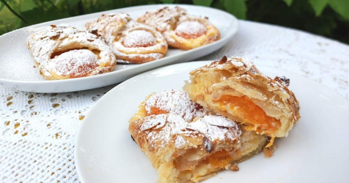 Feuilletés aux abricots à la crème pâtissière - Recette en vidéo