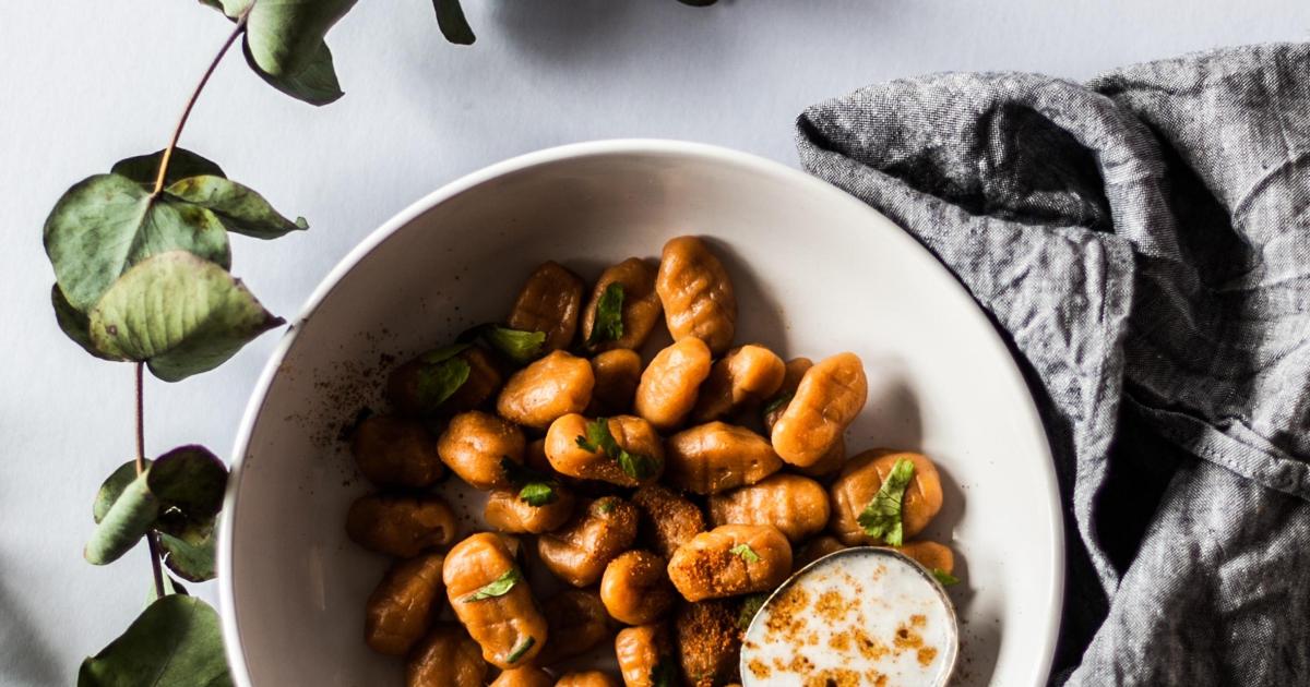 Gnocchi de pommes de terre gratinés en sauce tomates