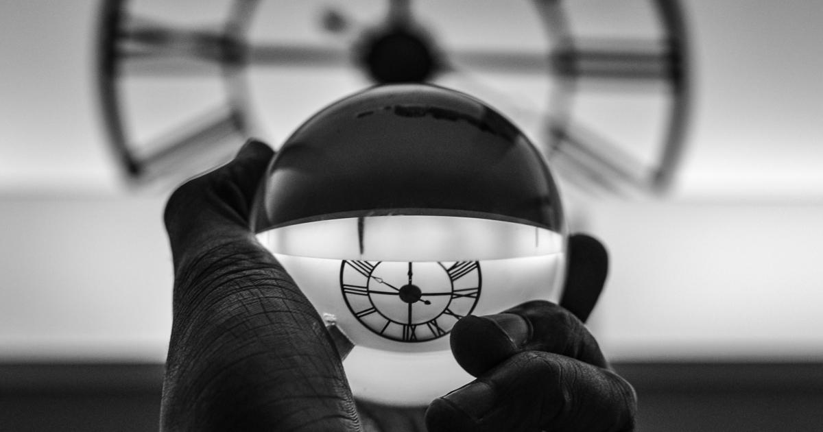 Le Temps n'est qu'un instant présent, qui oublie le passé ne saurait comprendre l'avenir