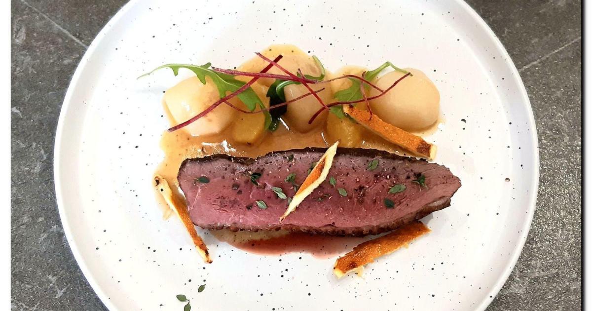 Magret de canard à l'orange, navets glacés et sauce bigarade