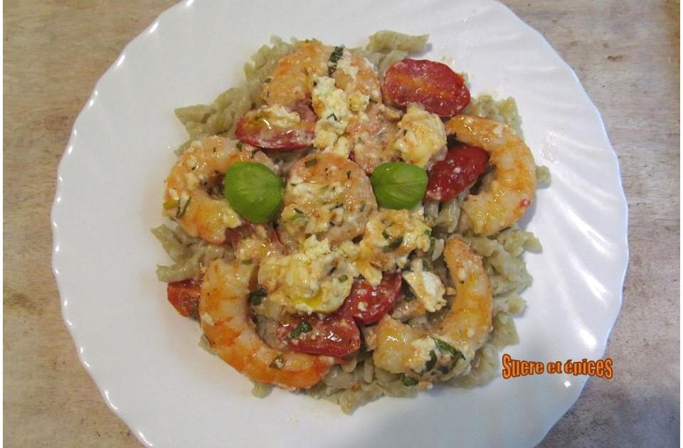 Pâtes avec des crevettes aux tomates cerises, feta et ail