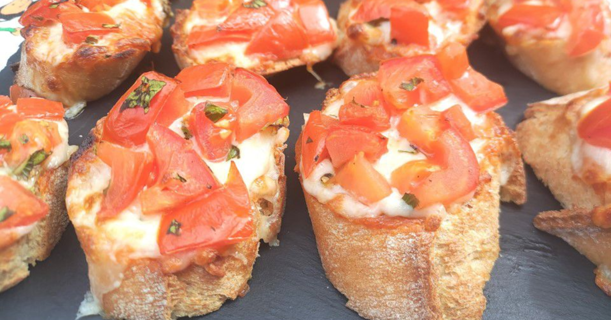 Crostini tomates mozarrella au pesto rosso - Recette en vidéo