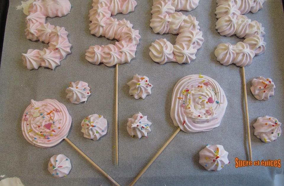Décors en meringue pour des gâteaux d'anniversaire