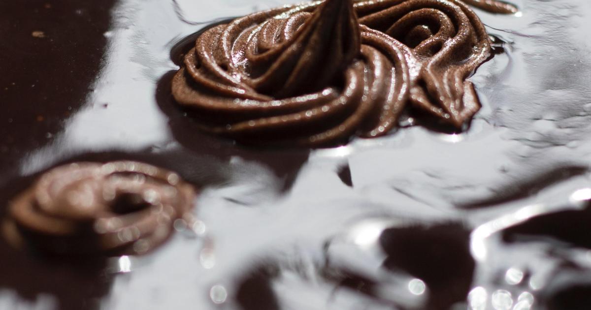 Nid de Pâques chocolat-noisettes aux blancs d'oeufs