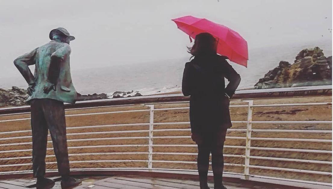 La femme au parapluie rose intrigue M. Hulot