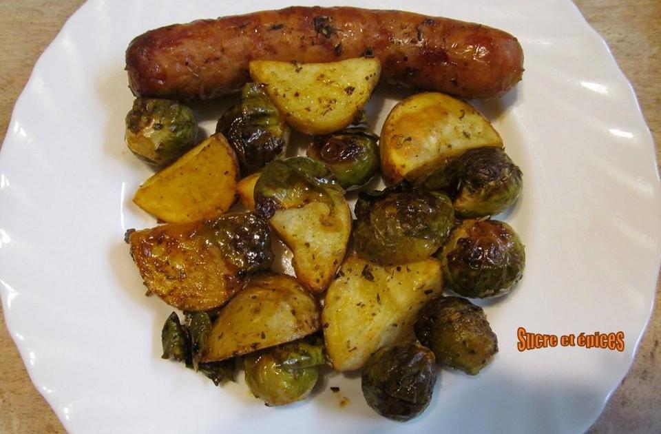 Saucisses de Toulouse au four avec des pommes de terre et des choux de Bruxelles