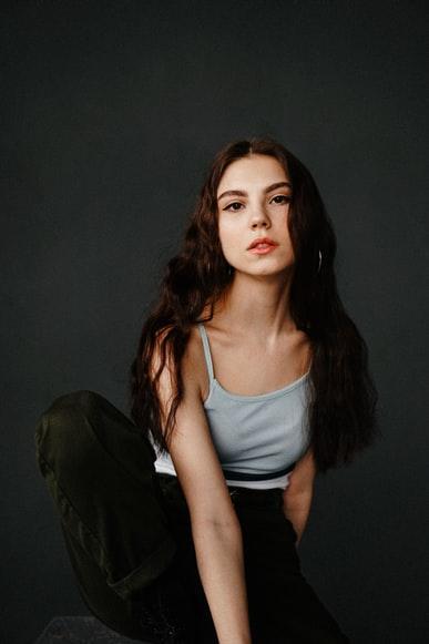 Consigne : Écrire un texte avec les mots suivants :Aristocrate, belge, carapace, détermination, électrique, fortification, galopante, hybride.