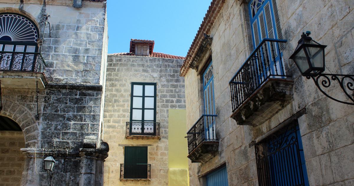 Porte à demi ouverte