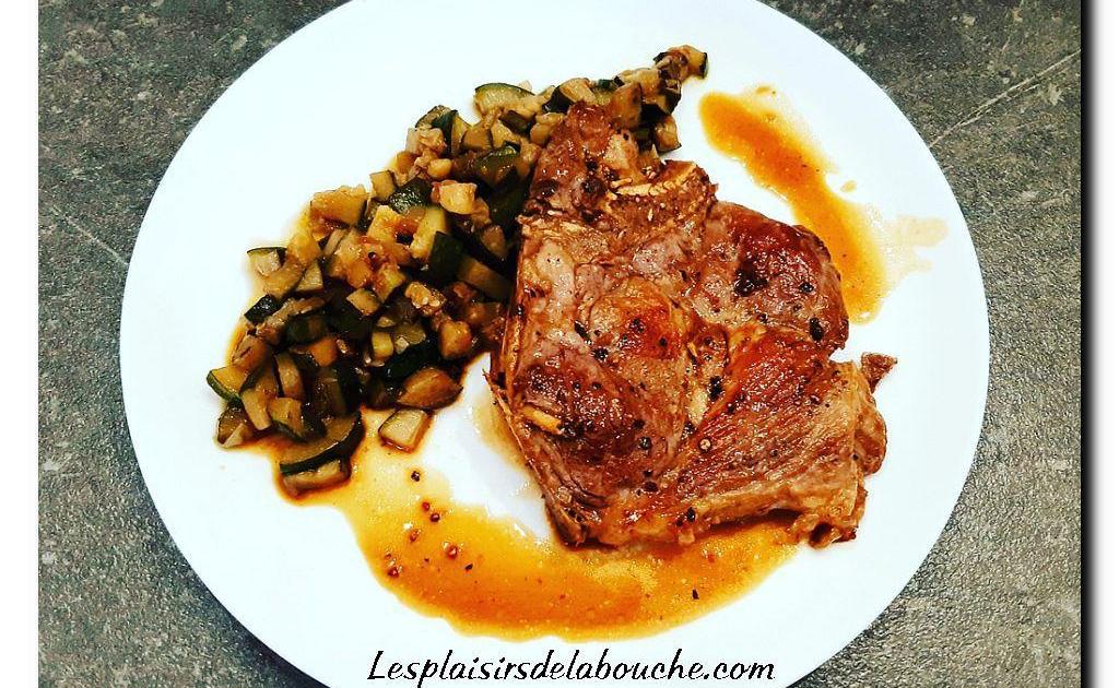 Côtelettes de porc sauce pimentée au soja et brunoise de courgette