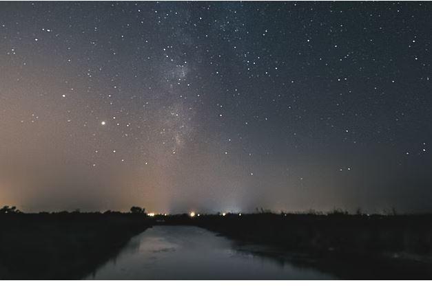 Écrire un texte avec les mots suivants :Porte-feuilles, quantique, rallumer, Saturne, tapisserie, ululer, vasistas, water-polo.