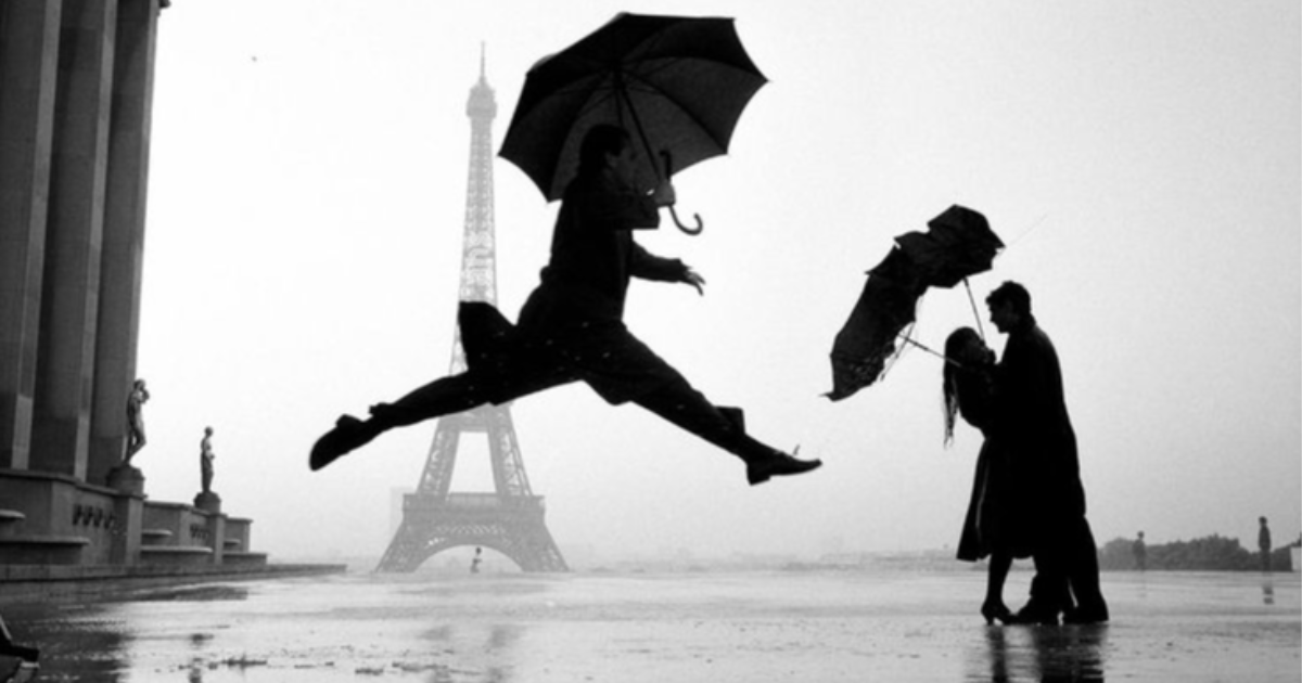 Baiser devant la Tour Eiffel