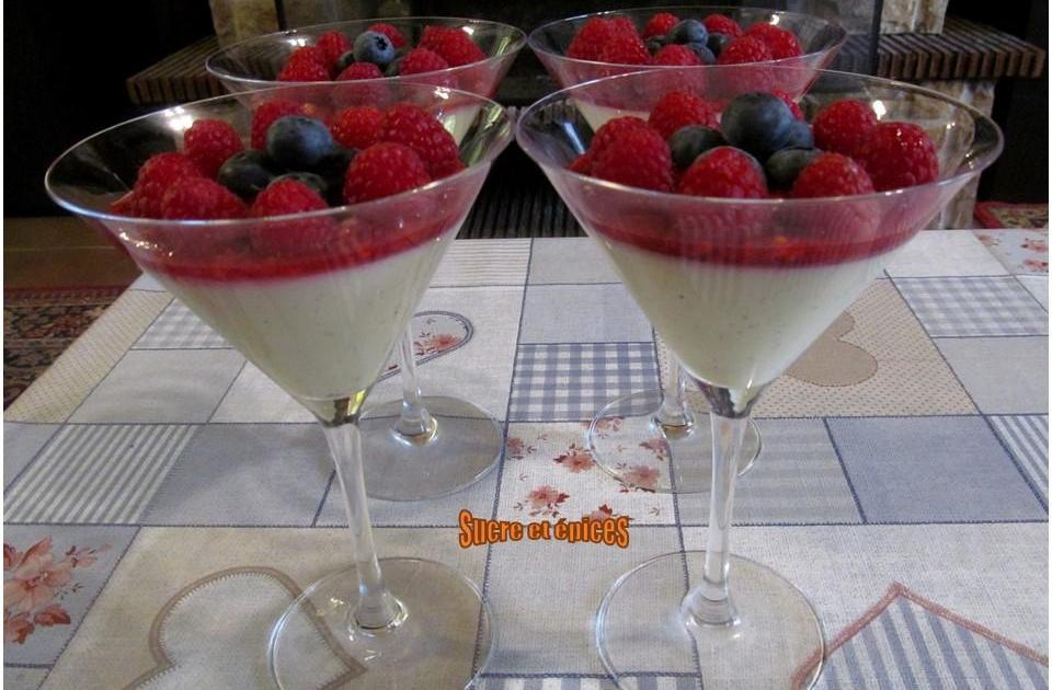 Panna cotta aux fruits rouges et chocolat blanc - Recette en vidéo