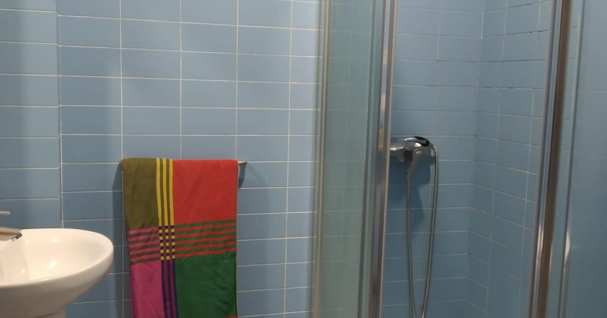 Compartir habitación es la razón por la que sigo duchándome