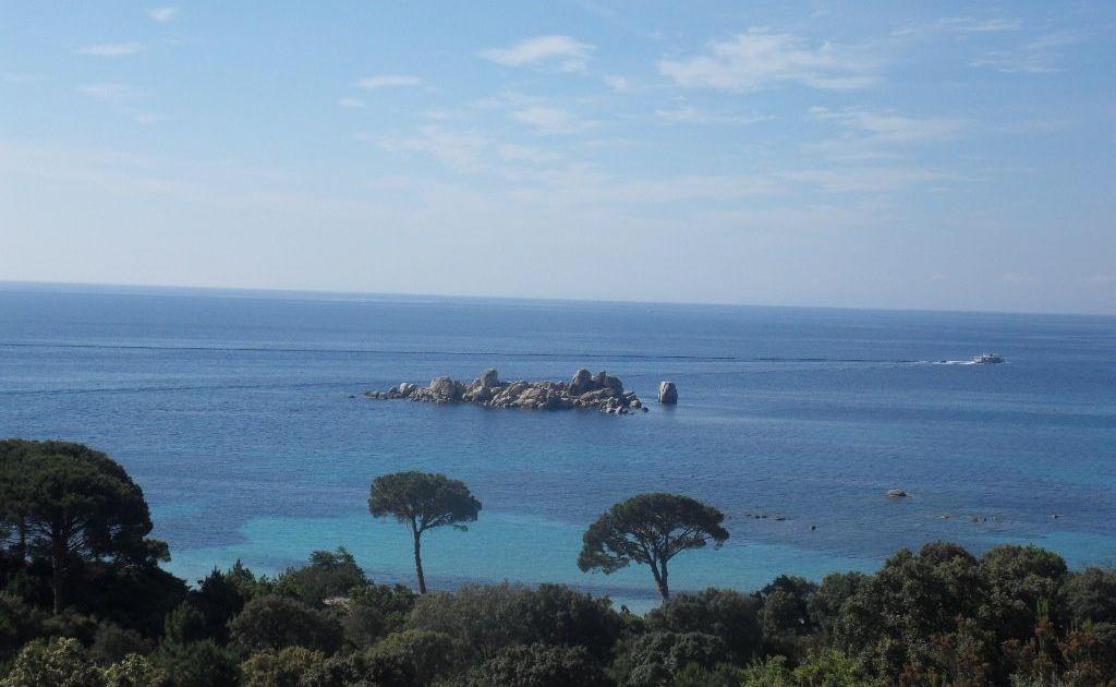 Entre terre et mer : une île de toute beauté 