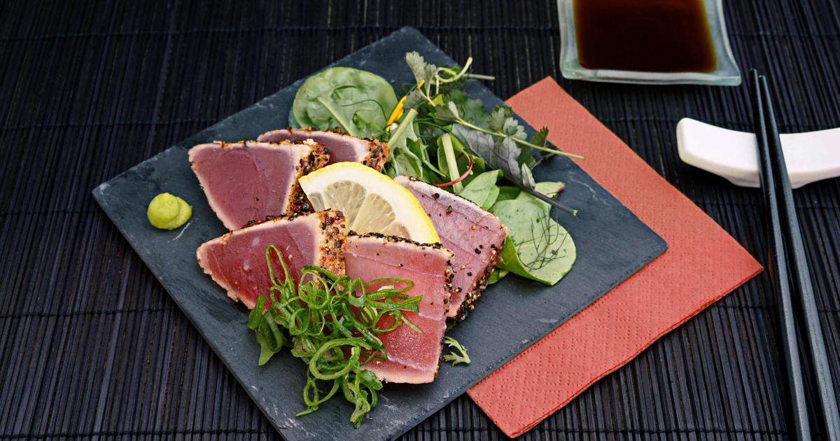 Pavés de thon grillés au sésame et poivres