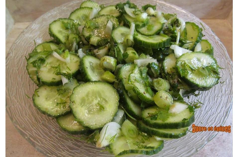 Salade de concombre aux herbes - Recette en vidéo