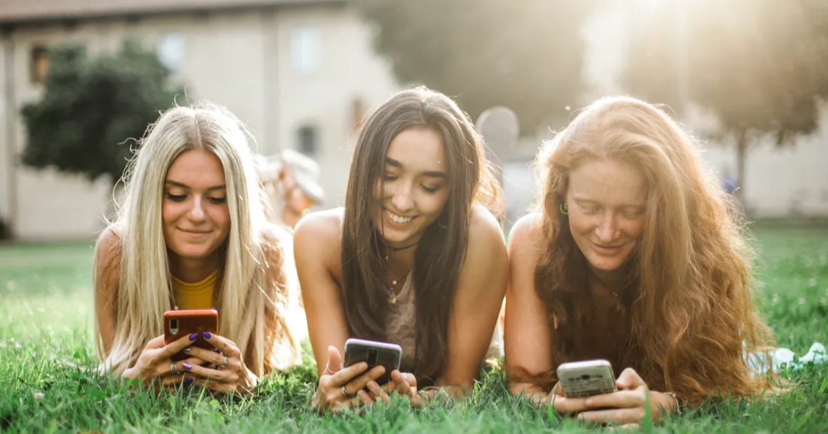 Comment les réseaux sociaux et les réunions en ligne façonnent notre réalité