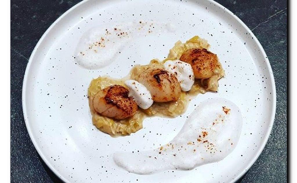 Farandole de St-Jacques sur fondue de poireau et écume de champagne