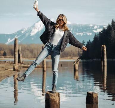 Écrire un texte avec les mots suivants :Obséquieux, palissandre, quidam, rouages, sophisme, ténèbres, ultime, virginal