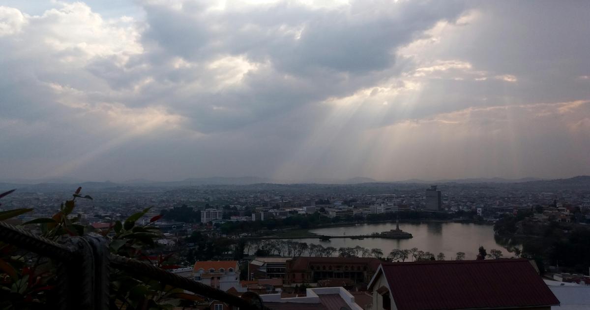 Aza maty! [Ne meurs pas!]