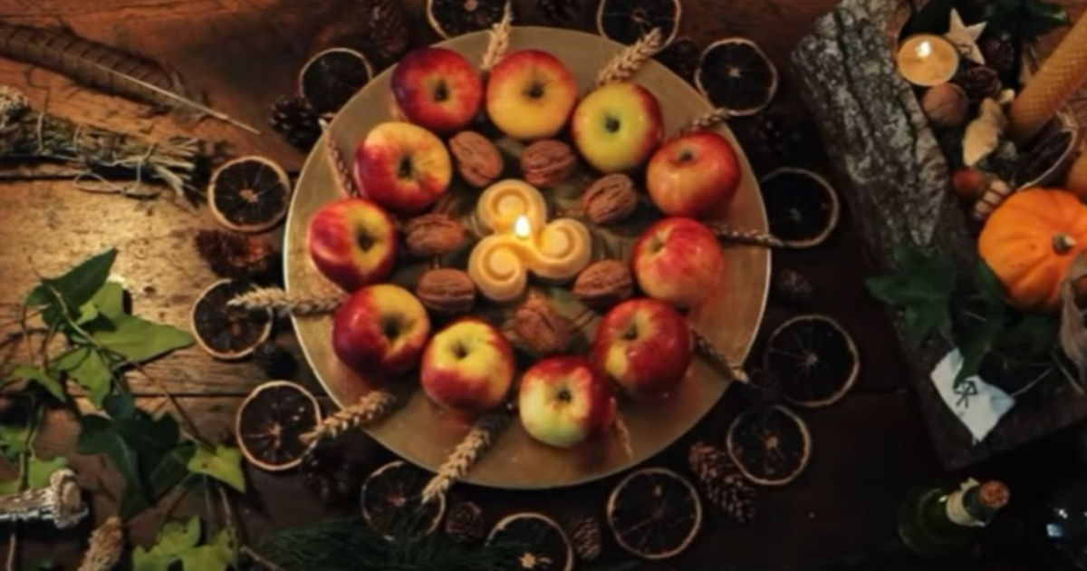 Yule : Célébrer le Renouveau et Trouver la Lumière Intérieure dans la Thérapie.