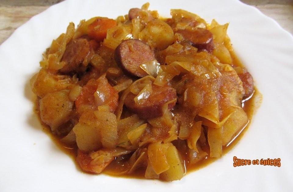 Potée de chou et pommes de terre aux saucisses fumées