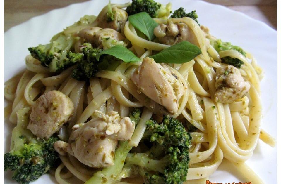 Linguine au poulet et brocoli, sauce au pesto et yaourt à la grecque