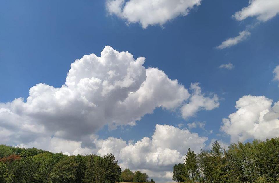 Et un nuage passe