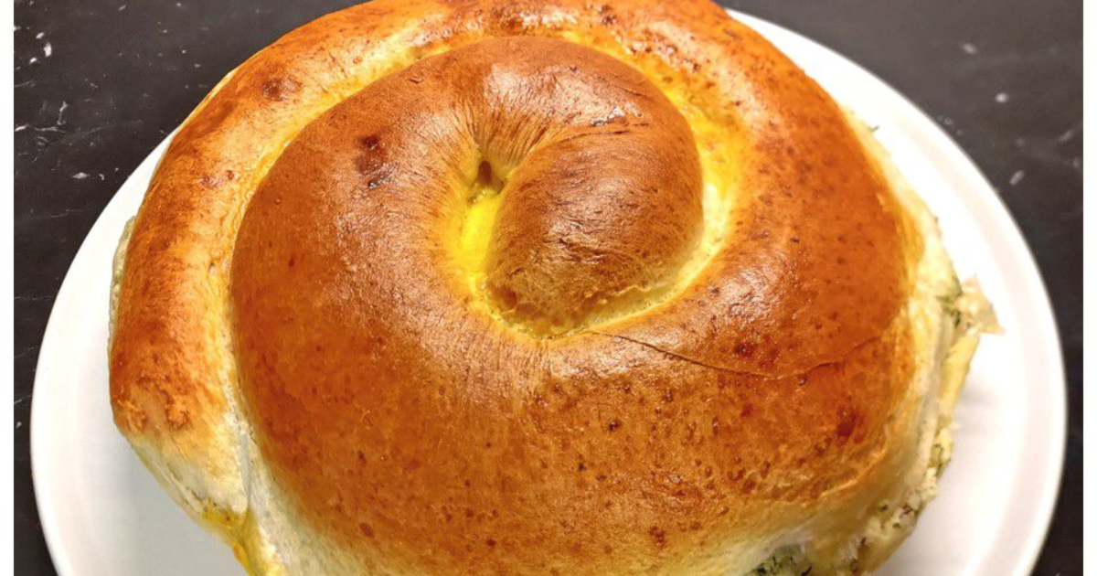 Pain roulé au fromage, oignons verts et ciboulette (Invartita cu branza sarata) - Recette en vidéo