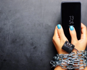 "NON, JE T'EN SUPPLIE PAS LE MODE AVION!"